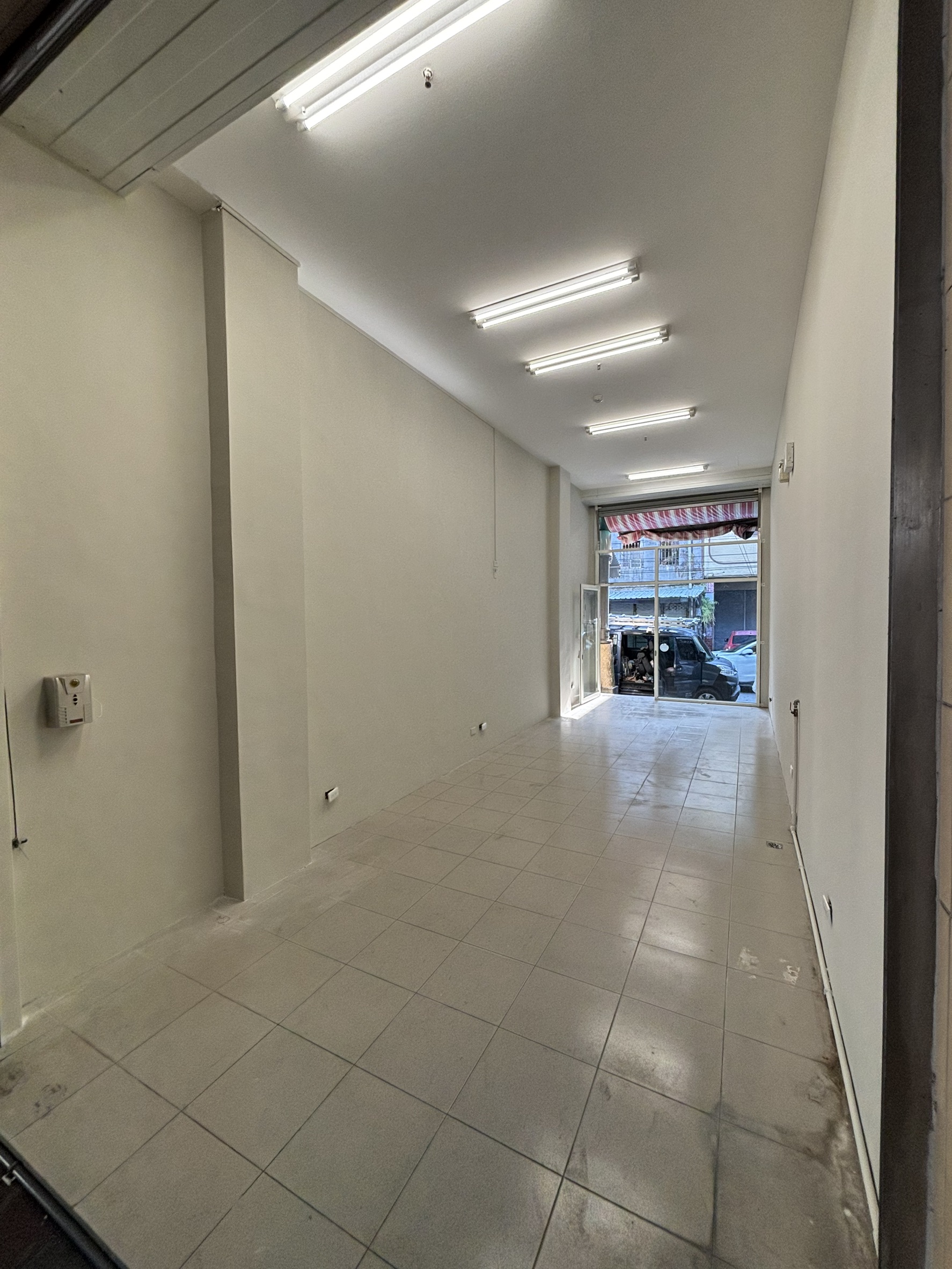 屏東商業空間油漆完工，白色牆面整齊乾淨，適合店面與辦公空間粉刷