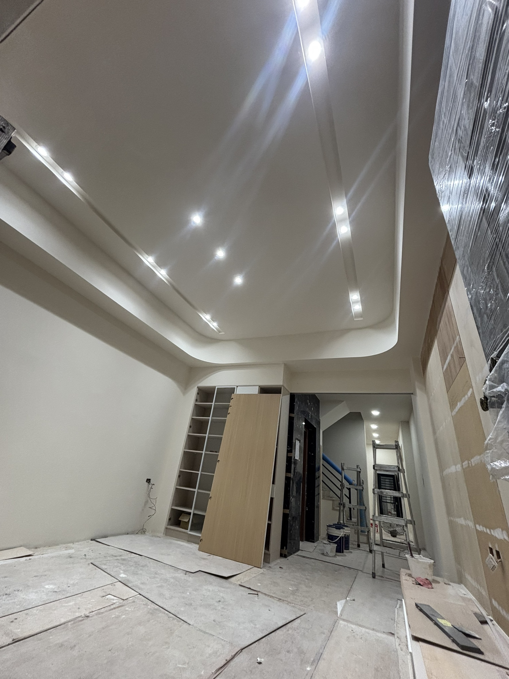 屏東室內天花板油漆施工中，批土整平後進行面漆作業，工法細節一覽