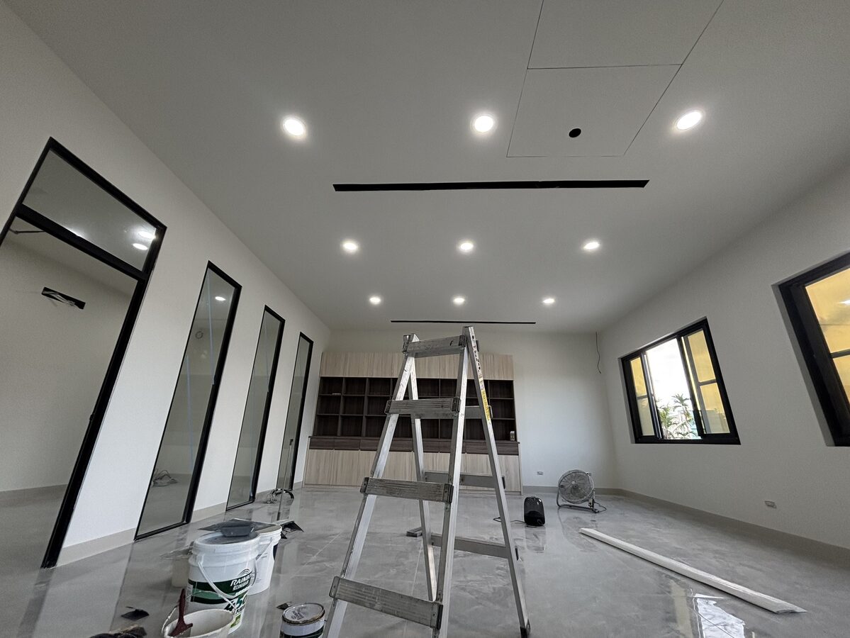 潮州張師傅室內油漆施工現場，白牆完工後空間乾淨明亮