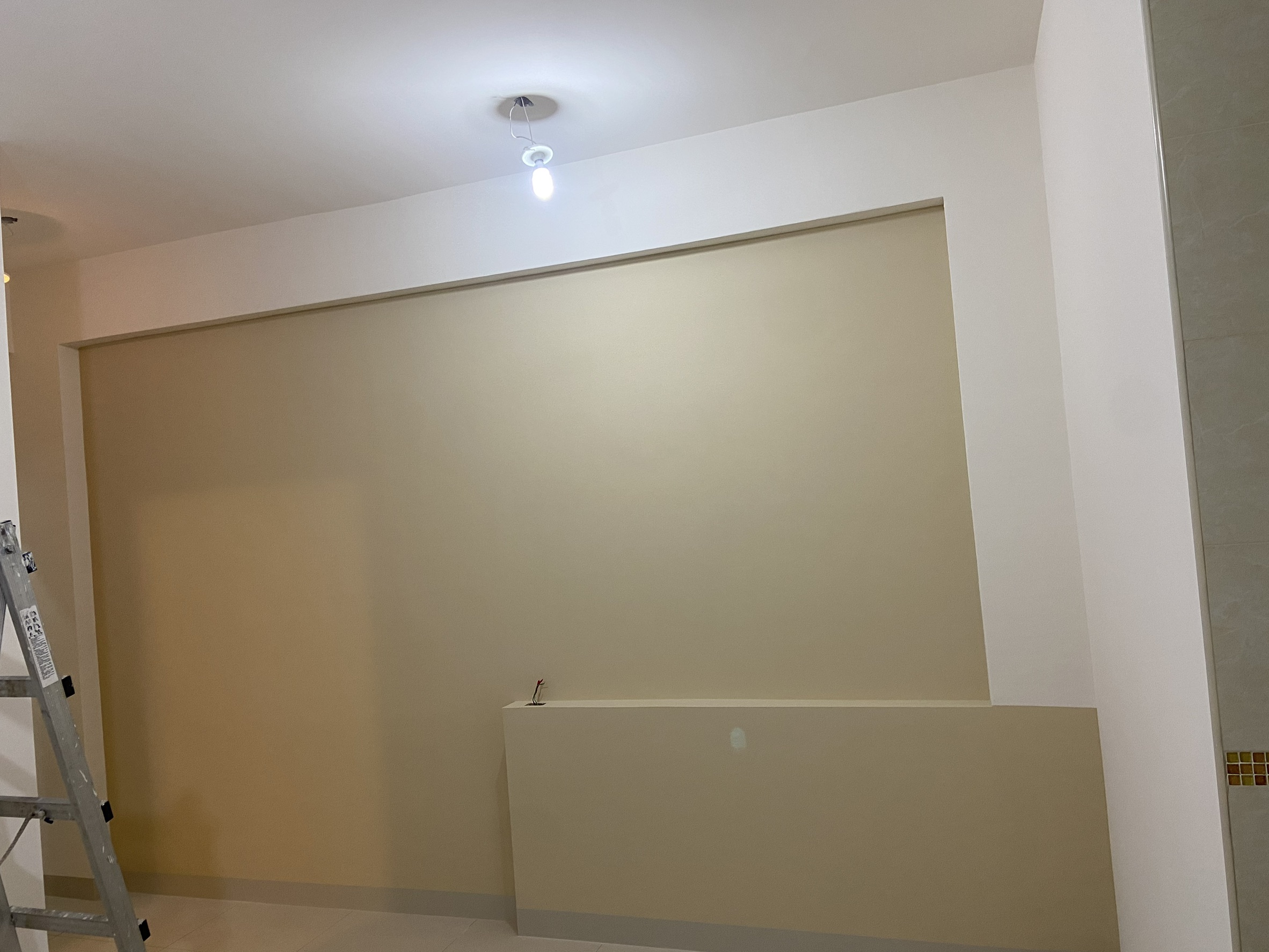 特殊塗料主牆施工完工，仿清水模灰色效果，壁龕設計搭配白色牆面